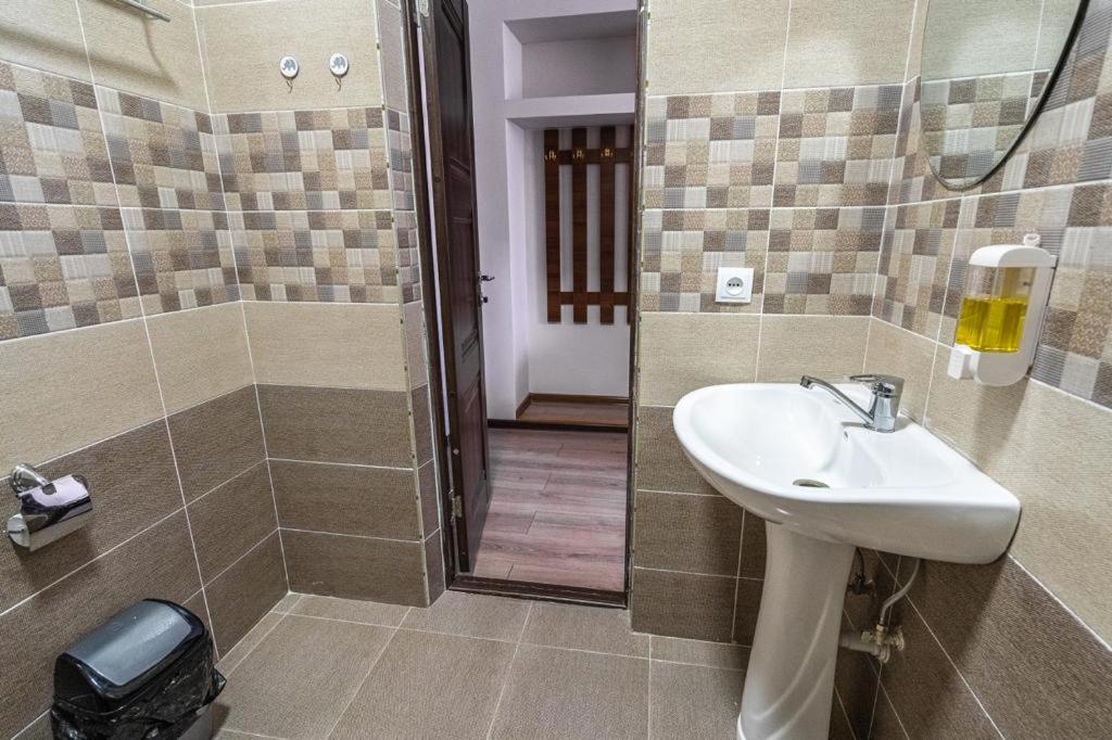 Muras Hotel Каракол Екстериор снимка